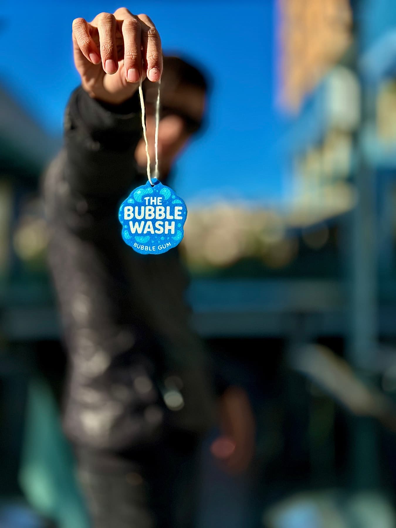 Aromatizante Bubble Gum de The Bubble Wash™, sostenido a mano