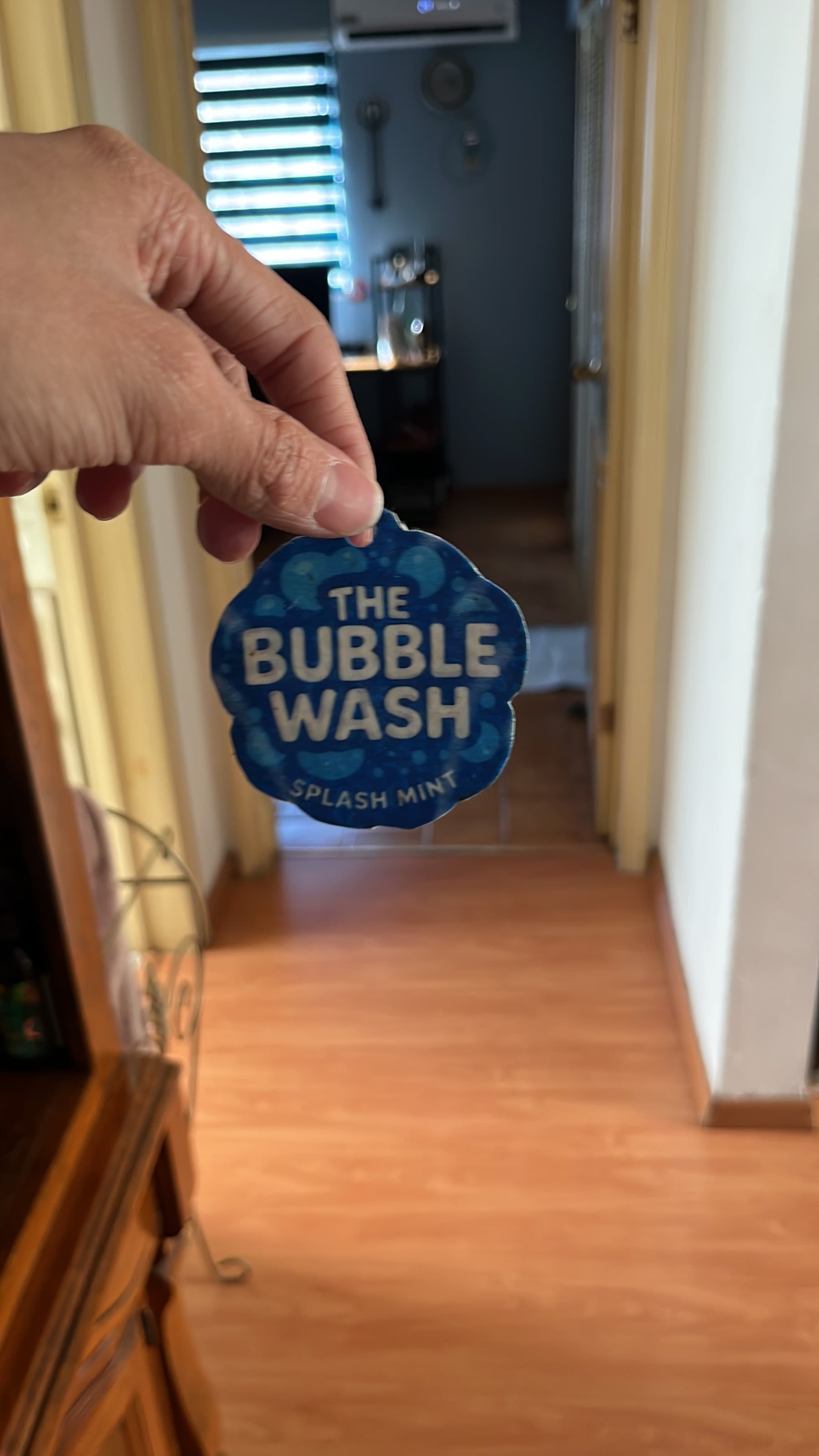 Primer prototipo físico de The Bubble Wash™, sostenido a mano